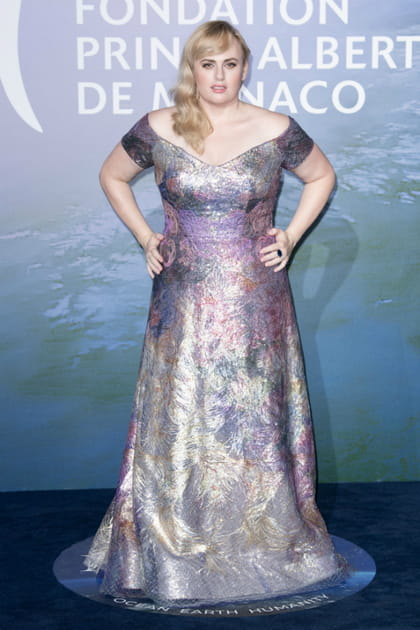 Rebel Wilson en robe brillante