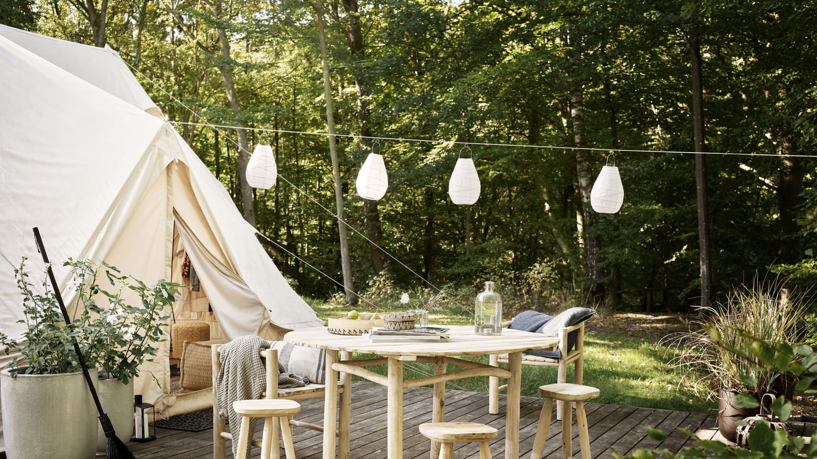 Terrasse en bois dans les bois 