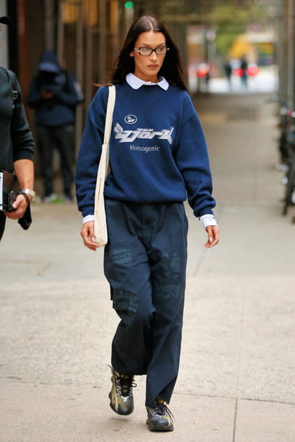 Bella Hadid en sweatshirt bleu, chemise et pantalon loose