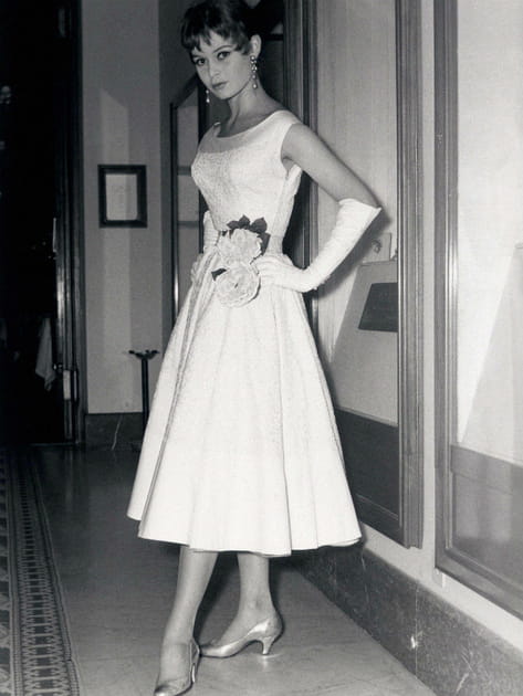 Brigitte Bardot en robe ivoire et escarpins pointus