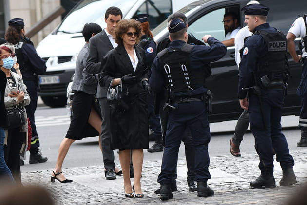 Fanny Ardant, &eacute;l&eacute;gante en talons, rejoint la famille Bedos pour rendre hommage &agrave; l'humoriste