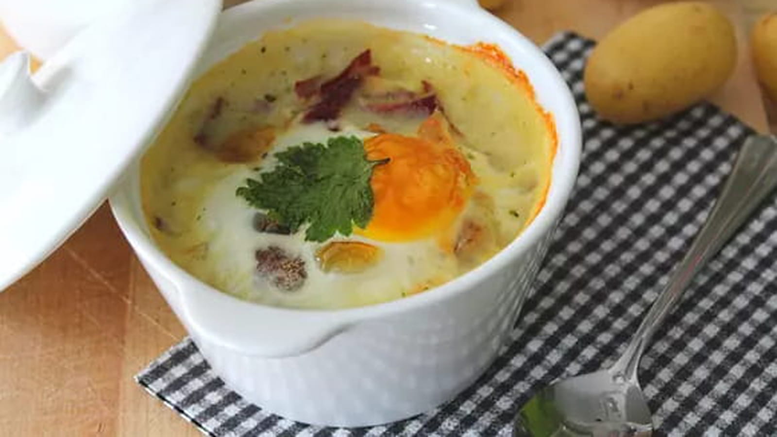 Oeufs cocottes, pommes de terre et cancoillotte
