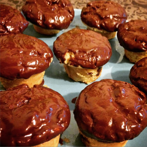 Muffin sans gluten, ni oeuf, ni lactose en coque de chocolat et pistaches