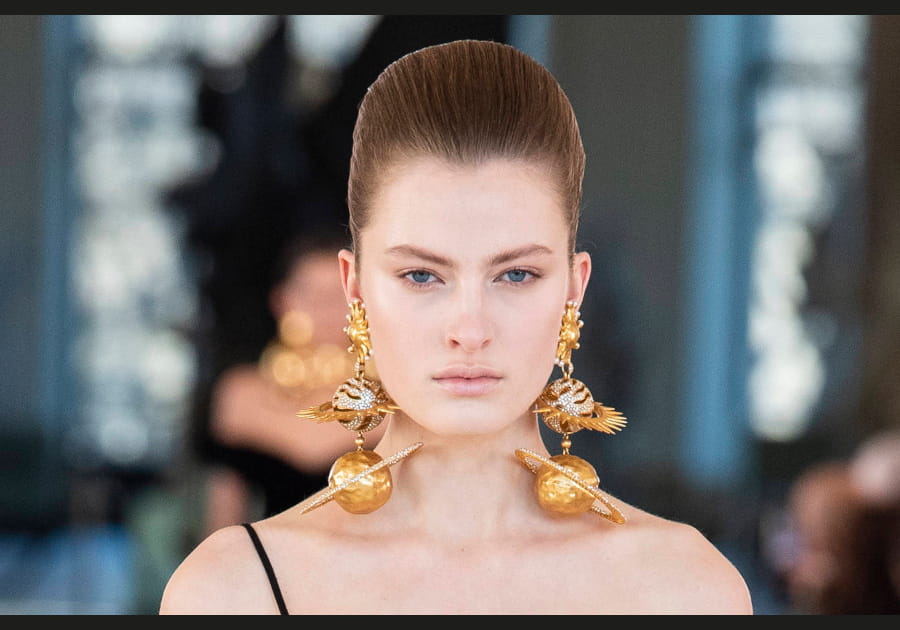 La coiffure volumineuse de Schiaparelli