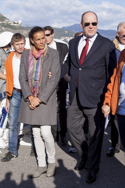 St&eacute;phanie de Monaco en jean gris clair et manteau anthracite