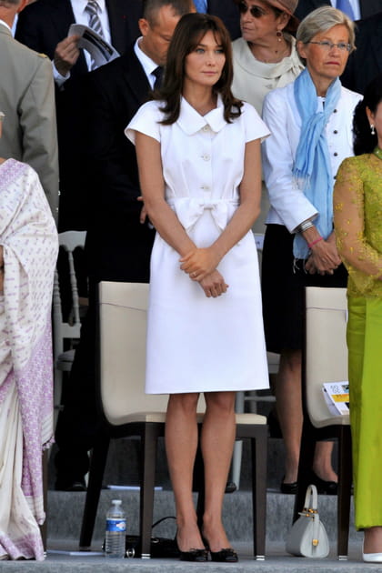 Carla Bruni en robe blanche col claudine