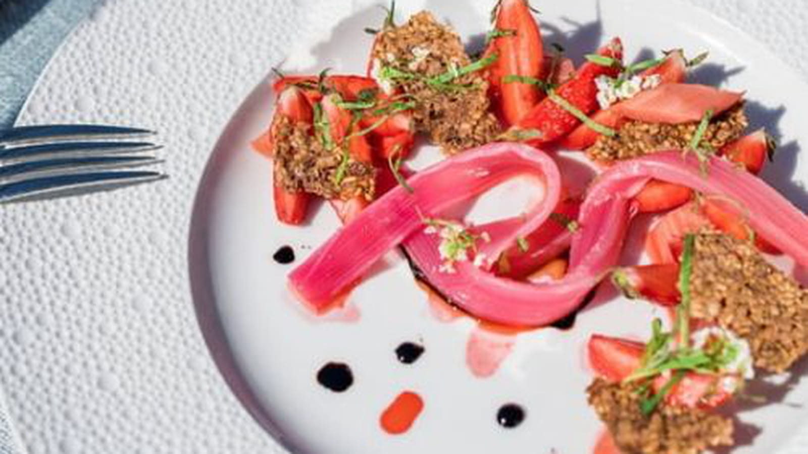 Fraises, rhubarbe, pistou de roquette, croustillant aux flocons d’avoine Clarins