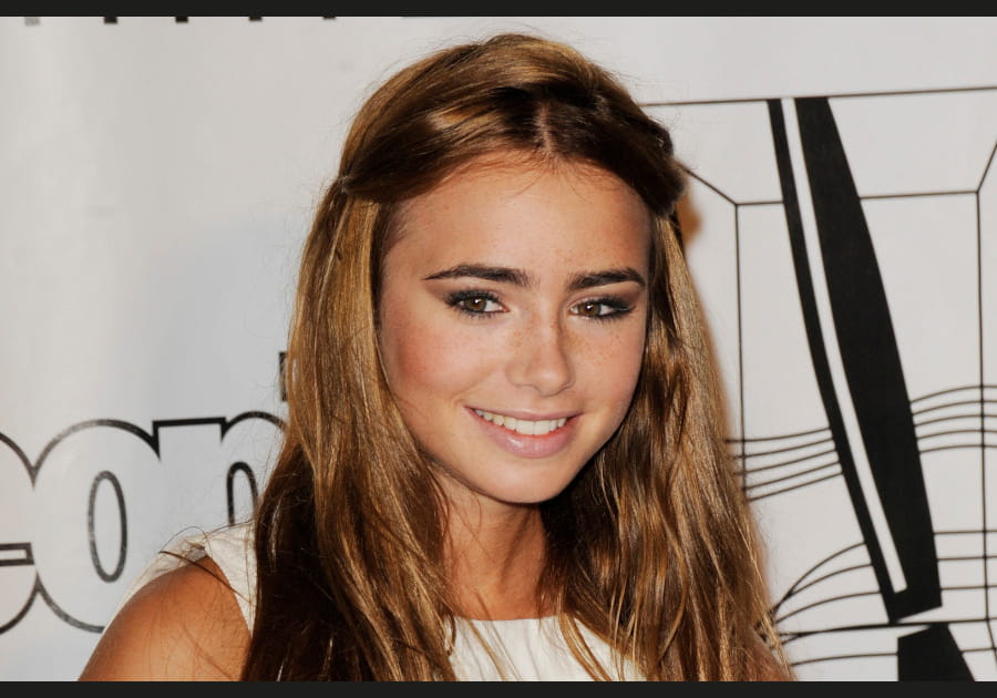 Lily Collins, sobre avec son teint h&acirc;l&eacute;