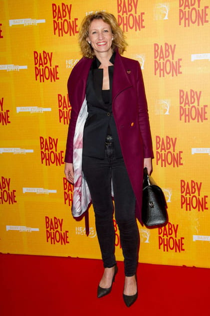 Alexandra Lamy en jean noir et manteau aubergine