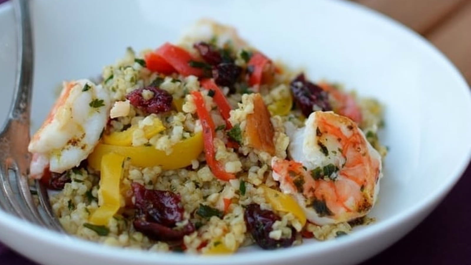 Salade de boulgour aux crevettes, fruits secs et poivrons doux