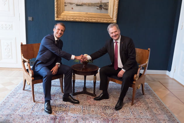 Poign&eacute;e de main officielle avec son homologue finlandais