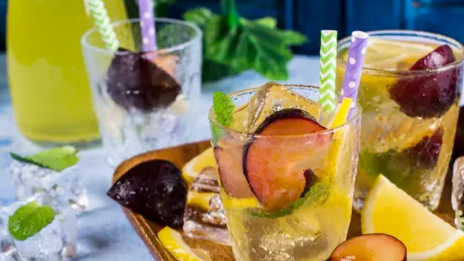 Eau detox à la prune