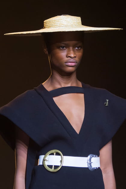 Le chapeau canotier du d&eacute;fil&eacute; Jacquemus