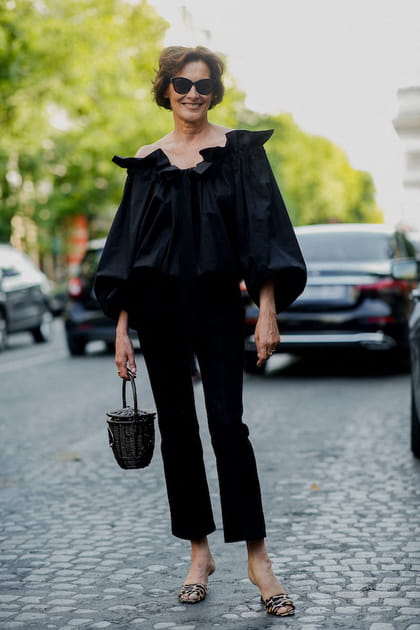 Ines de la Fressange en blouse au col bardot volanté