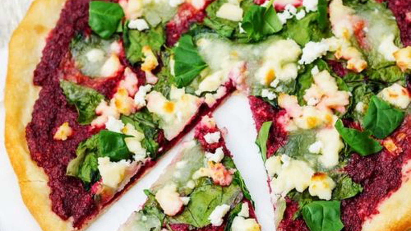 Tarte fine au houmous de betterave et légumes frais