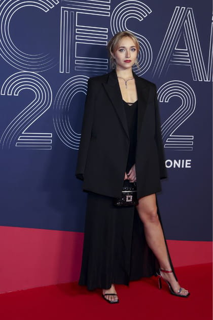 Chloé Jouannet en robe courte et long manteau noir