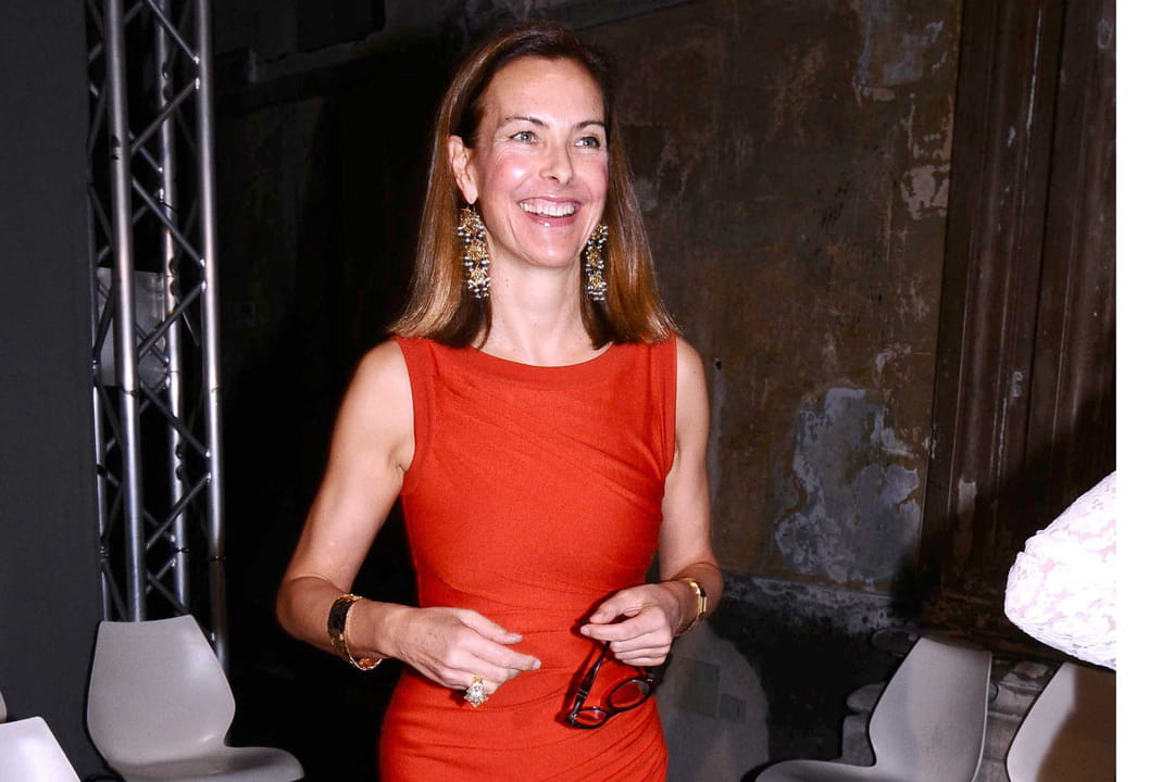 Carole Bouquet en robe droite rouge