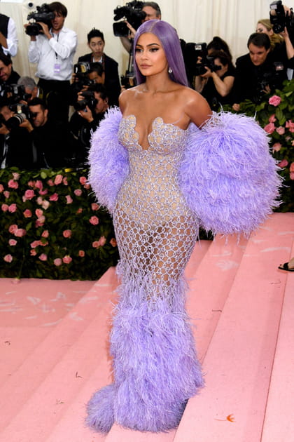 Kylie Jenner en robe &agrave; plumes