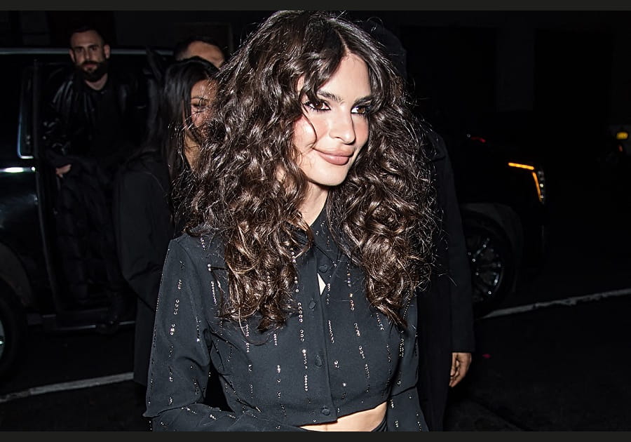 Les boucles au style disco d'Emily Ratajkowski