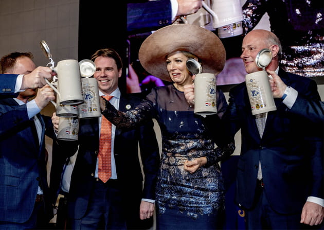 La Reine Maxima des Pays-Bas s'offre une pinte