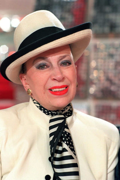 Geneviève de Fontenay en foulard bicolore, veste et chapeau blancs