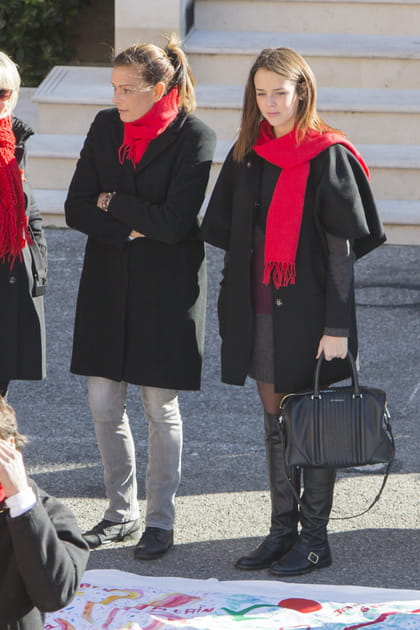 Stéphanie de Monaco en écharpe rouge, manteau noir et jean gris