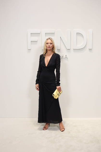 Kate Moss en robe noire au d&eacute;fil&eacute; Fendi printemps-&eacute;t&eacute; 2024
