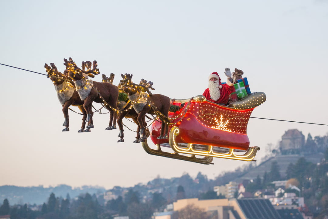 Le père Noël largue son traîneau et ses rennes - ses arrivées les plus ...