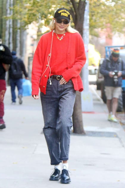 Gigi Hadid en cardigan rouge et casquette