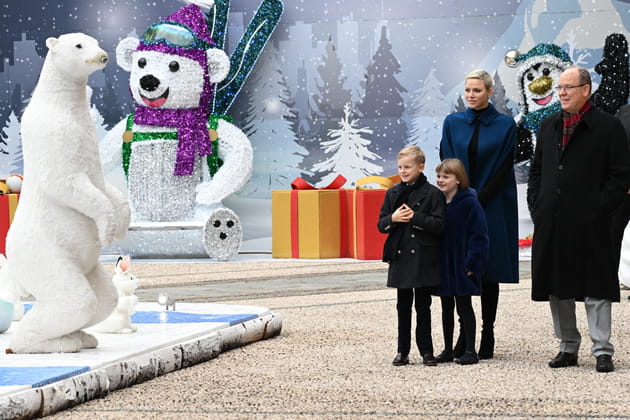 Charlene, Jacques, Gabriella et Albert de Monaco, Noël dans la cour du palais