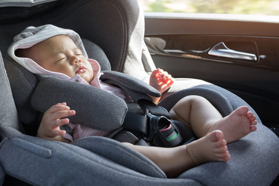 Pourquoi bébé ne doit-il pas dormir dans son siège-auto ?