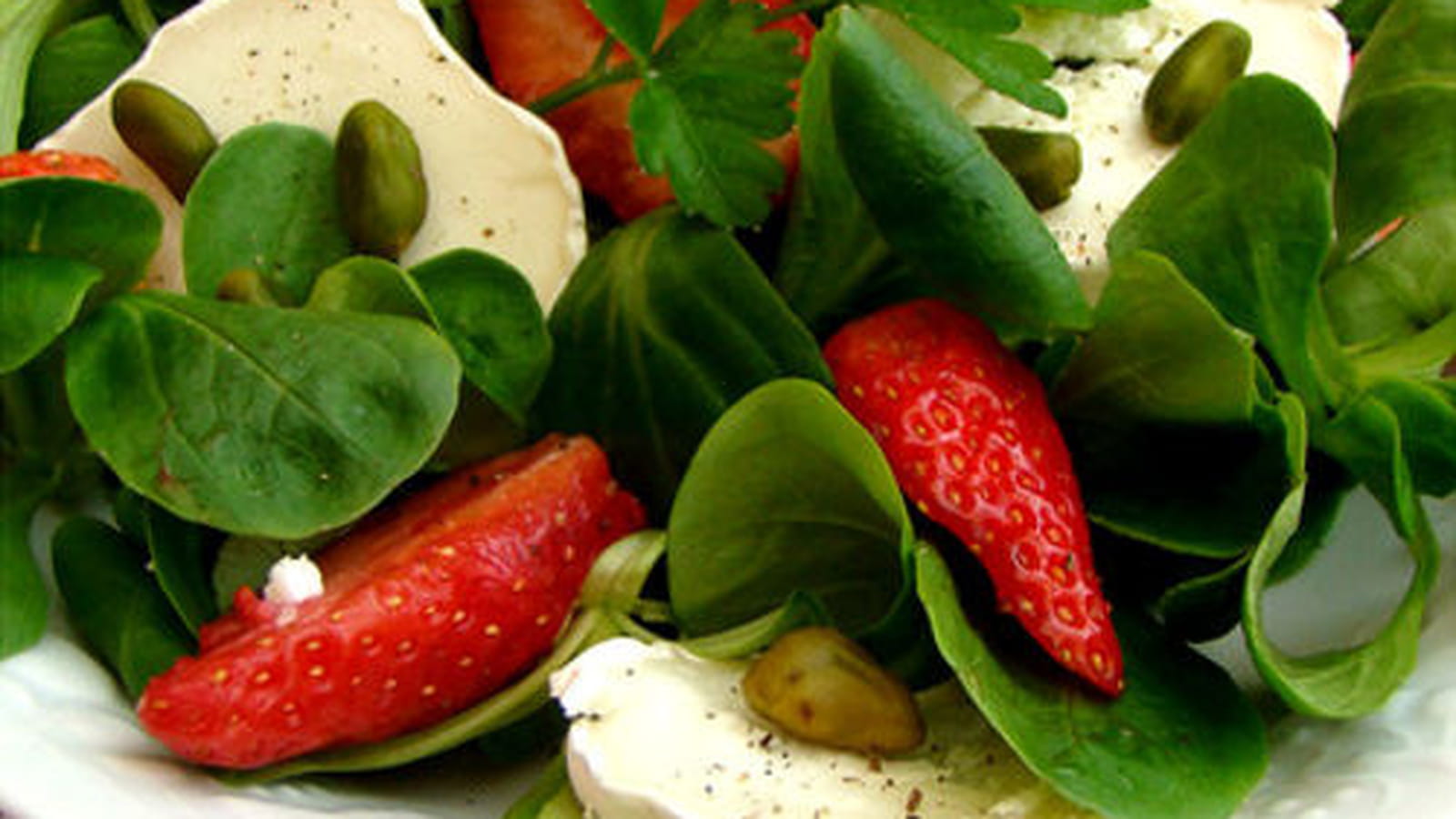 Salade de mâche au chèvre, aux fraises et pistaches