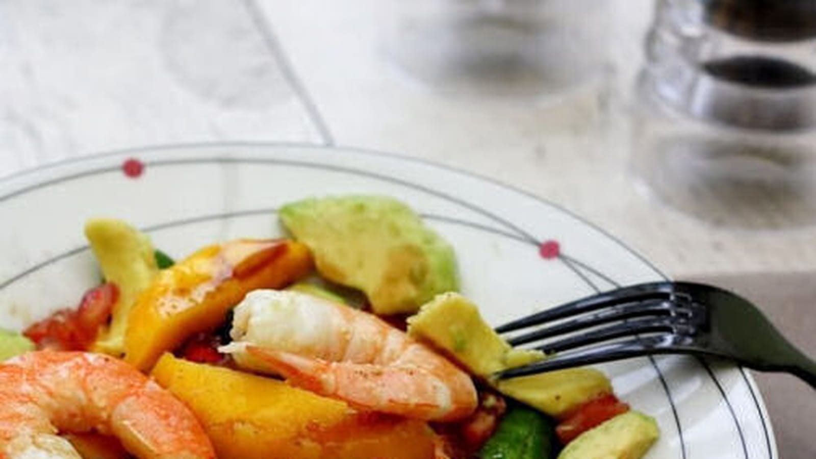 Salade hivernale aux crevettes, avocat et fruits exotiques