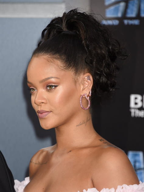 La queue-de-cheval fris&eacute;e de Rihanna