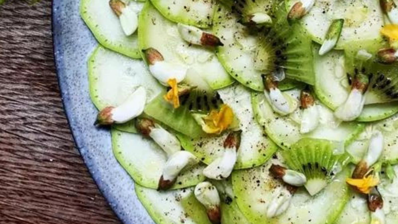 Salade de courgettes et kiwis aux fleurs d'acacia