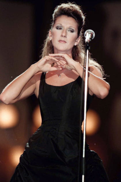Céline Dion en robe noire à bretelles