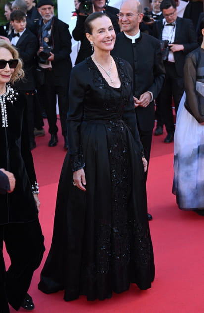 Carole Bouquet en robe noire à paillettes