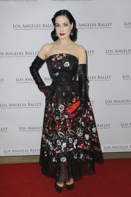 FLOP&nbsp;: Dita Von Teese en robe bustier imprim&eacute;e