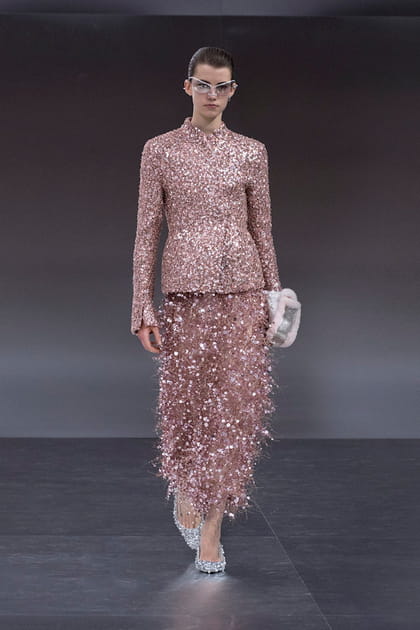 Veste rose à paillettes et jupe longue coordonnée aperçues sur le défilé Fendi