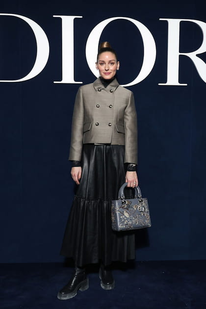 Olivia Palermo en veste courte cintr&eacute;e et jupe en cuir &eacute;vas&eacute;e au d&eacute;fil&eacute; Dior