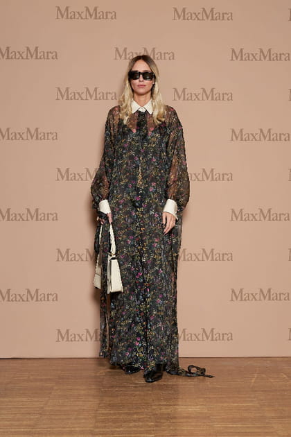 Candela Pelizza en robe fleurie transparente