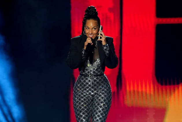 Alicia Keys donne un concert en plein air sur la place du Casino