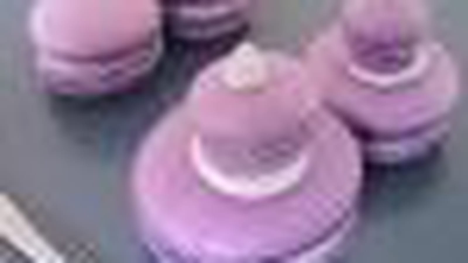 Macarons façon religieuse cassis-violette
