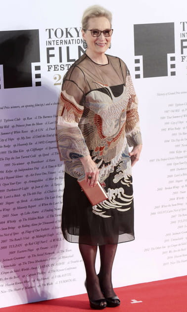 Meryl Streep en robe mi-longue transparente imprimée Valentino