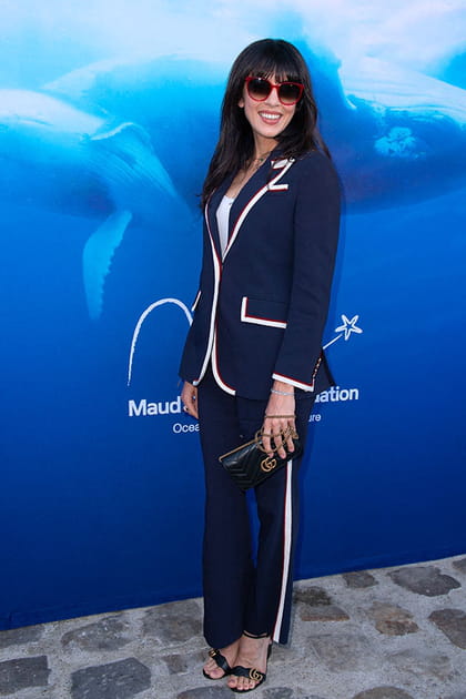 Nolwenn Leroy en costume bleu marine et solaires rouges