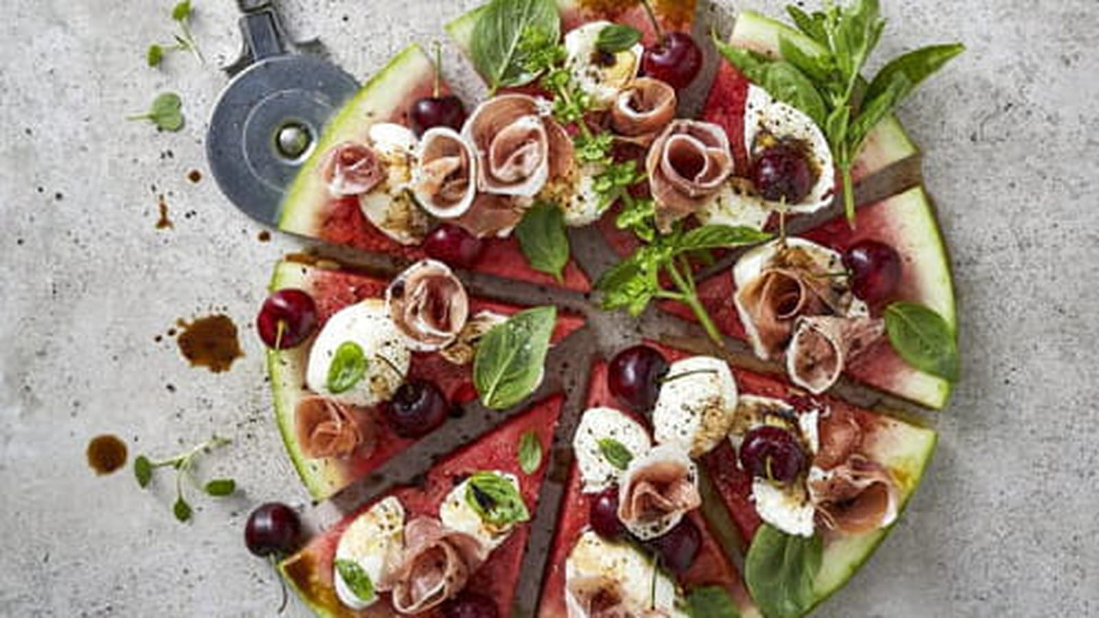 Tarte sucrée salée à la pastèque, cerises, jambon de pays, mozzarella et basilic