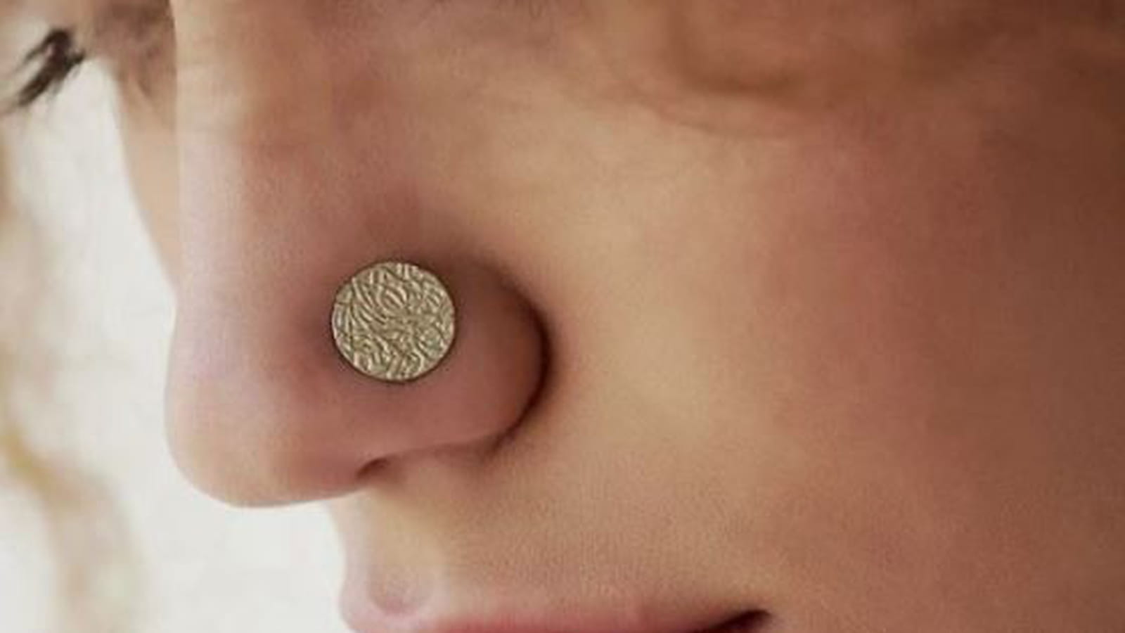 La pastille dorée sur l'aile du nez