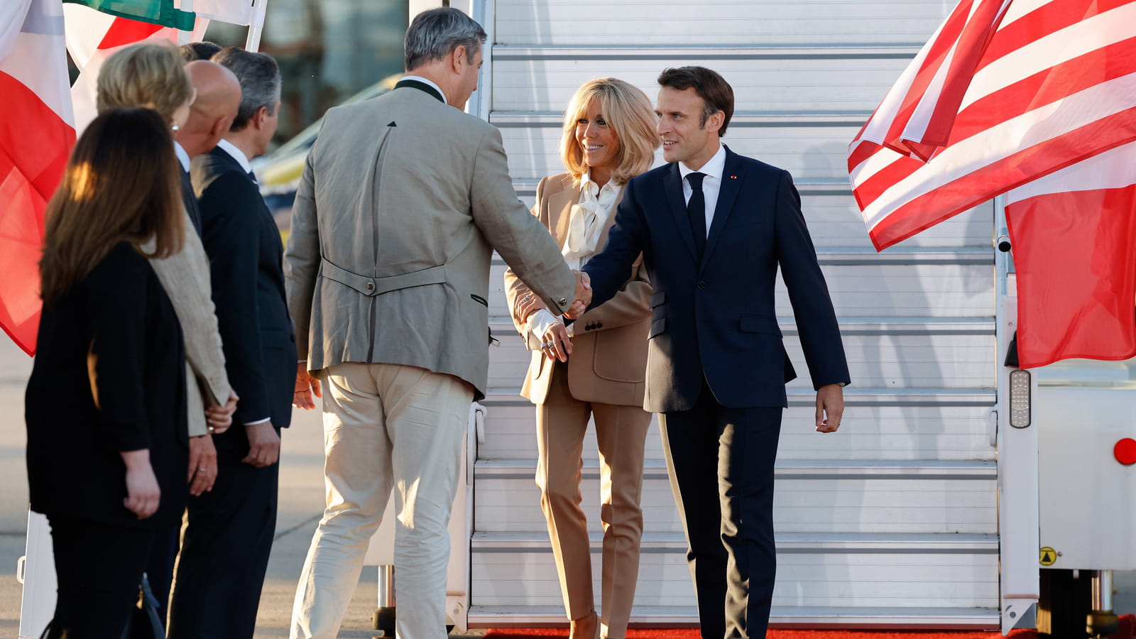 Les Macron, accueillis sur le tarmac à Munich