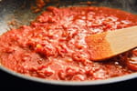 Mieux que le sucre : pour sauver une sauce tomate trop acide, une pincée de cet ingrédient suffit