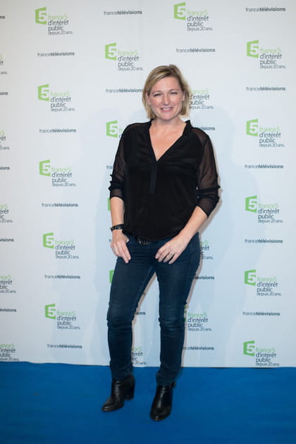 Anne-Elisabeth Lemoine en blouse transparente et jean slim